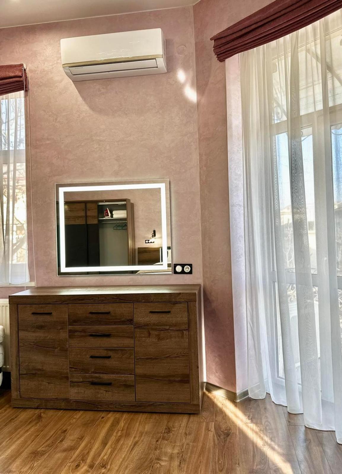 аpartment з балконом жд вокзал, центр 公寓 Lviv
